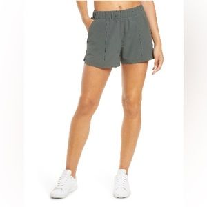 Zella Taylor getaway high waist shorts women’s size m